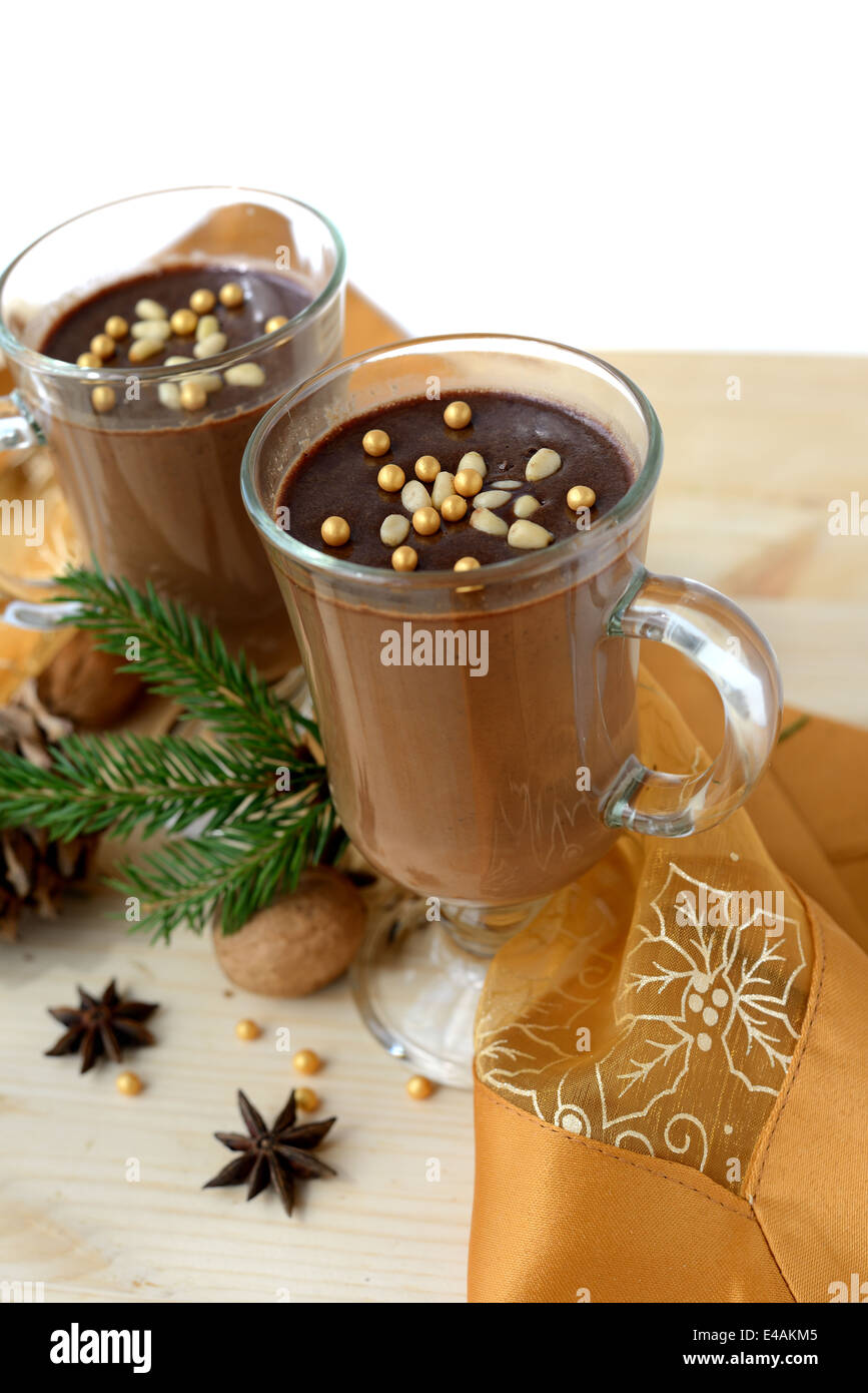 Chocolat chaud décoré avec des noix de pin Banque D'Images