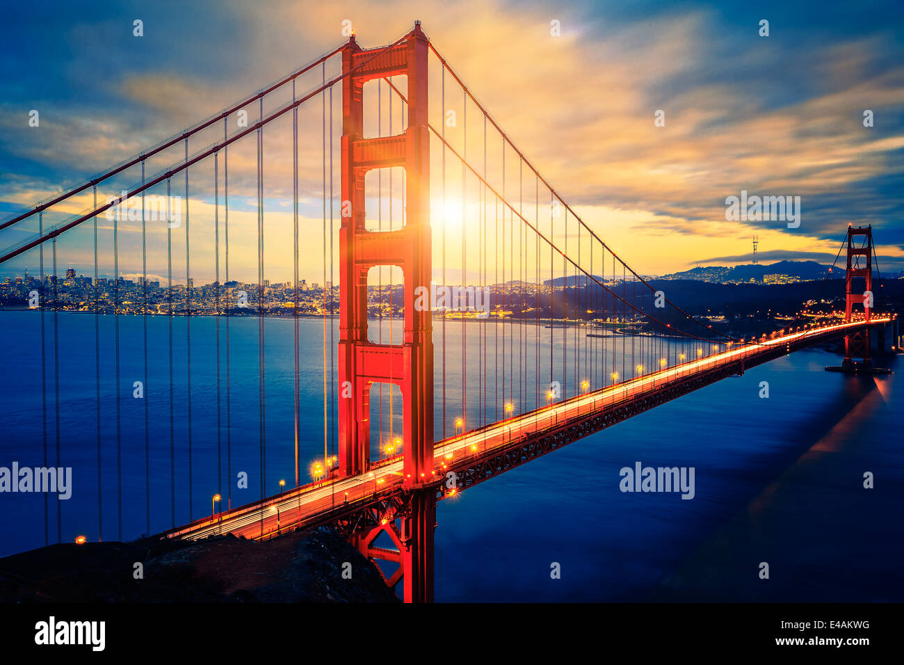 Célèbre Golden Gate Bridge au lever du soleil, San Francisco, États-Unis Banque D'Images