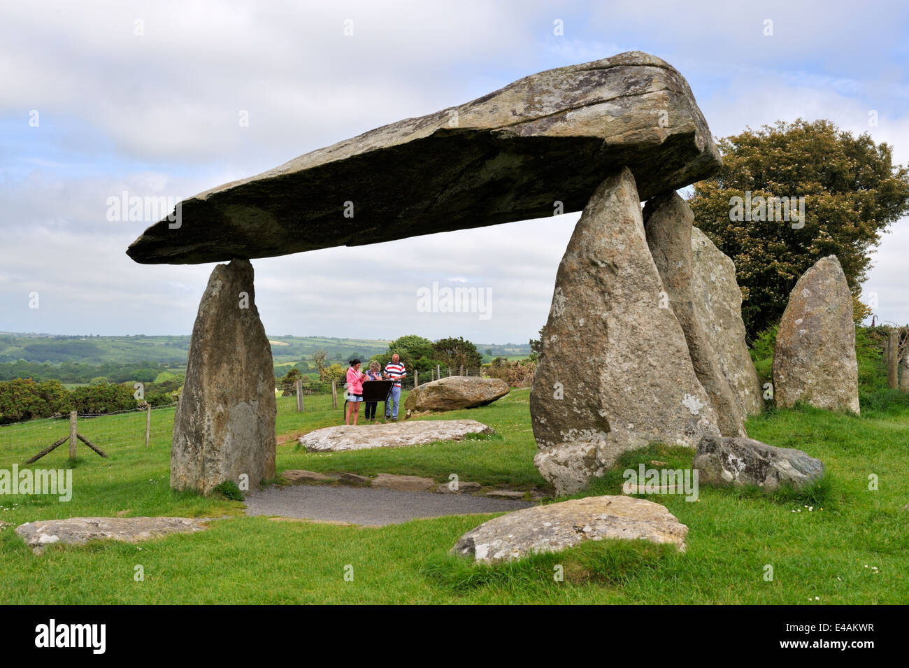 Family Viewing Pentre Ifan chambre funéraire du nord, Pembrokeshire, Pays de Galles au Royaume-Uni. Pierre mégalithe en équilibre sur le haut de 3 autres Banque D'Images