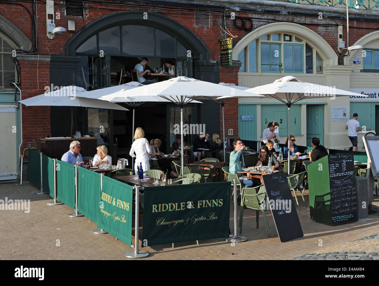 Dînez à l'extérieur au restaurant Riddle & Finns sur la plage de Brighton en bord de mer UK 2014 Banque D'Images