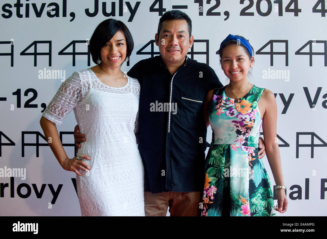 Karlovy Vary, République tchèque. 7 juillet, 2014. Directeur mexicain Jorge Pérez Solano (centre) et acteurs Adriana Paz (à gauche) et Gabriela Cartol présente le film La tirisia au 49e Festival International du Film de Karlovy Vary, République tchèque, lundi 7 juillet 2014. © Vit Simanek/CTK Photo/Alamy Live News Banque D'Images