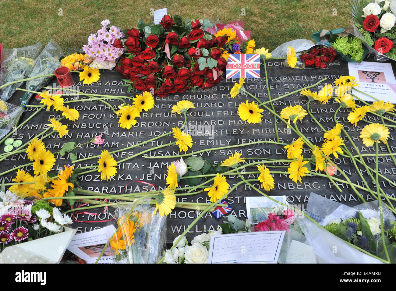 Hyde Park, London, UK. 7 juillet 2014. Des fleurs et des cartes au 7/7 memorial à Hyde Park, qui avait été effacé par le graffiti, les phrases '4musulmans innocents', 'Blair a menti des milliers sont morts' et 'vérité' J7 ont été nettoyés avant que le service a eu lieu. Crédit : Matthieu Chattle/Alamy Live News Banque D'Images