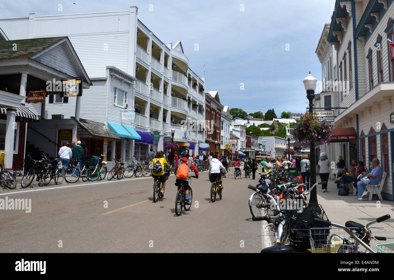 L'île Mackinac, Michigan, USA- le 21 juin : randonnée cycliste au centre-ville de l'île Mackinac, Michigan le 21 juin 2014. Les automobiles ne sont pas un Banque D'Images