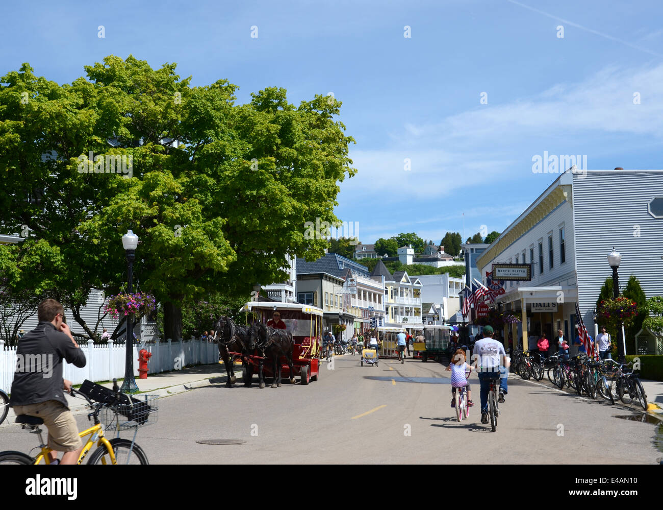 L'île Mackinac, Michigan, USA- le 21 juin : randonnée cycliste en direction du centre-ville de l'île Mackinac, Michigan le 21 juin 2014. Les automobiles n'a Banque D'Images