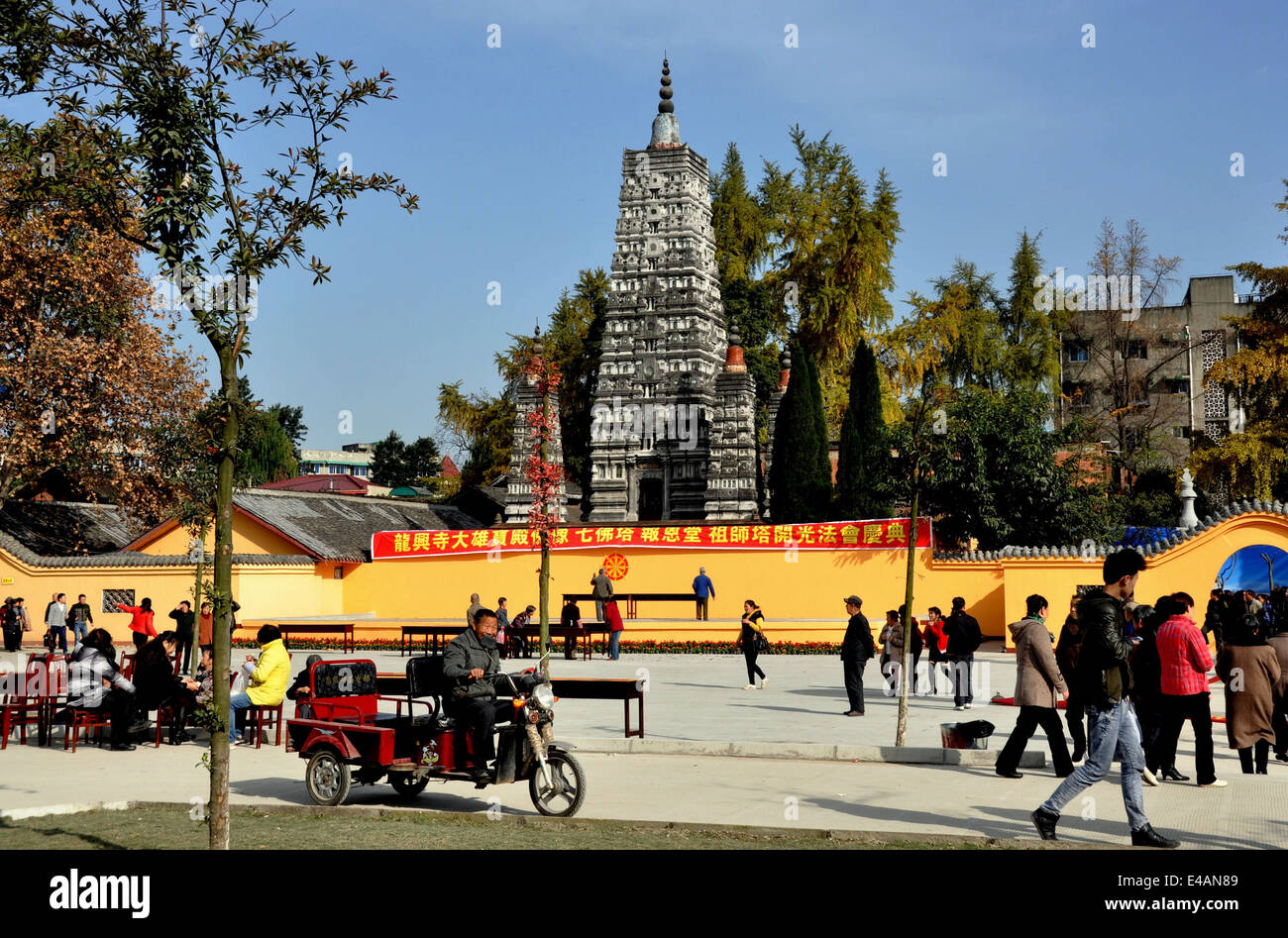 PENGZHOU, CHINE : des foules de style Khmer chinois marche à la Pagode à Cinq étoiles le Monastère Xing Long Banque D'Images