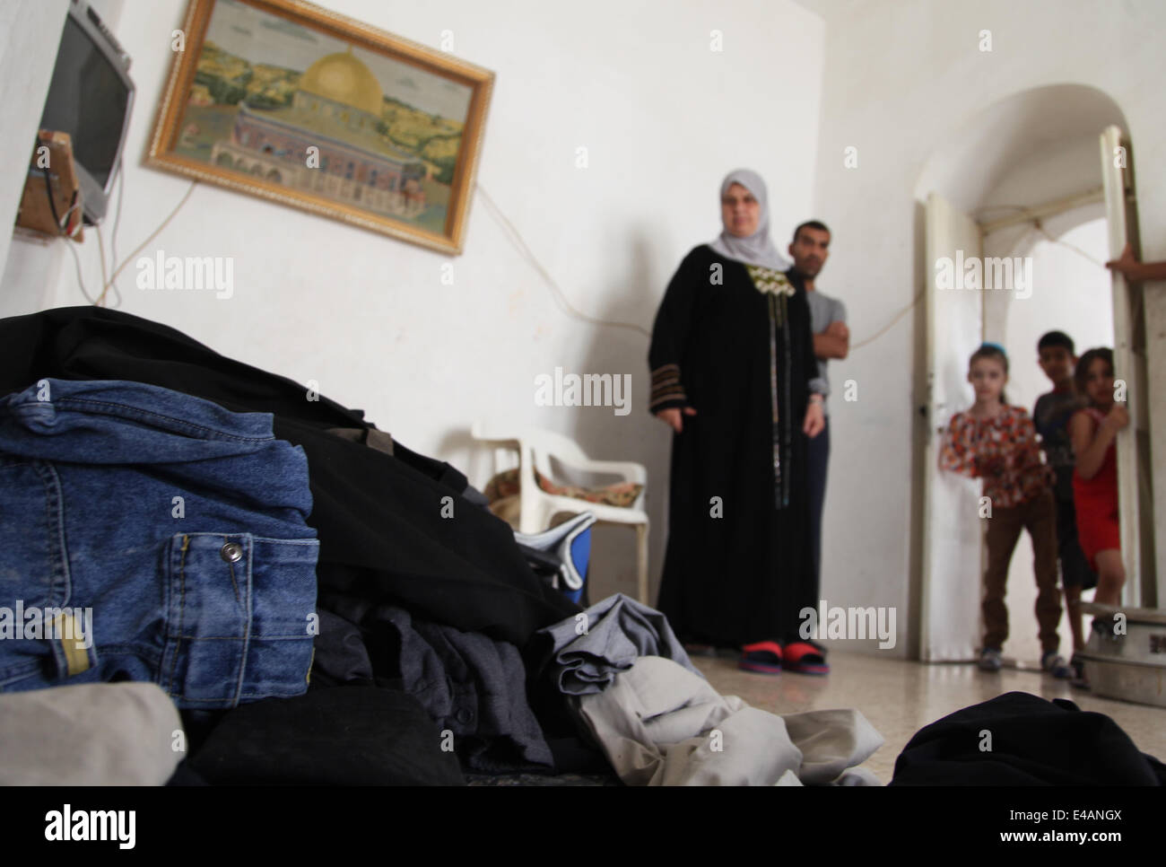 Jérusalem, Jérusalem, territoire palestinien. 7 juillet, 2014. Une femme palestinienne inspecte les dégâts après des policiers israéliens fouillé sa maison dans la vieille ville de Jérusalem le 07 juillet 2014. La police a détenu d'Israël 110 résidents arabes après les affrontements qui ont éclaté au cours des manifestations de la semaine dernière contre l'enlèvement et l'assassinat d'un jeune de 16 ans par les colons juifs Palestiniens soupçonnés de crédit : Saeed Qaq/APA/Images/fil ZUMA Alamy Live News Banque D'Images