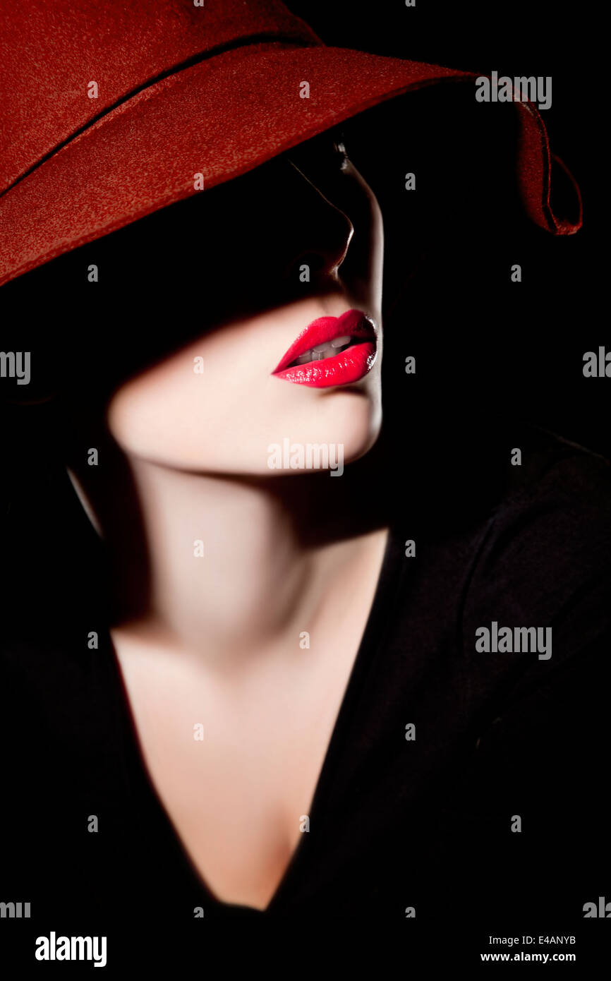 Belle femme avec chapeau et lèvres rouge Photo Stock - Alamy