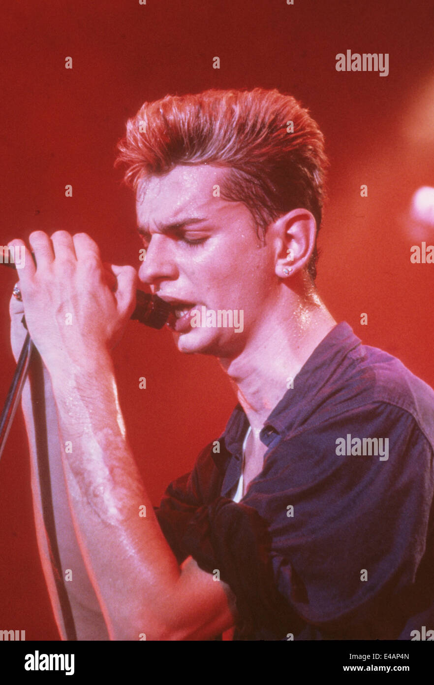 DEPECHE MODE avec la chanteuse du groupe britannique Dave Gahan sur 1982 Banque D'Images