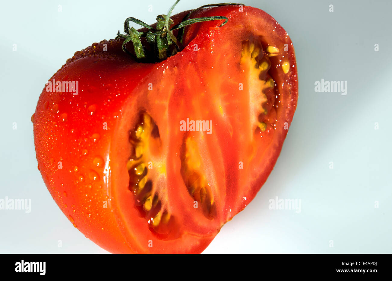 Légumes tomate rouge coupé en deux Banque D'Images