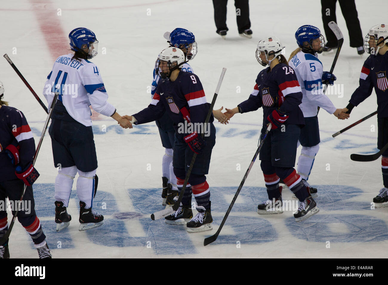 Le hockey sur glace féminin-USA-FIN aux Jeux Olympiques d'hiver de Sotchi en 2014, Banque D'Images