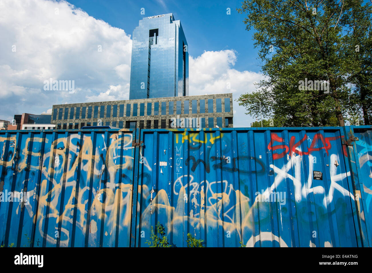 Un immeuble de bureaux modernes dans le centre de Varsovie derrière un mur de protection en acier. Banque D'Images