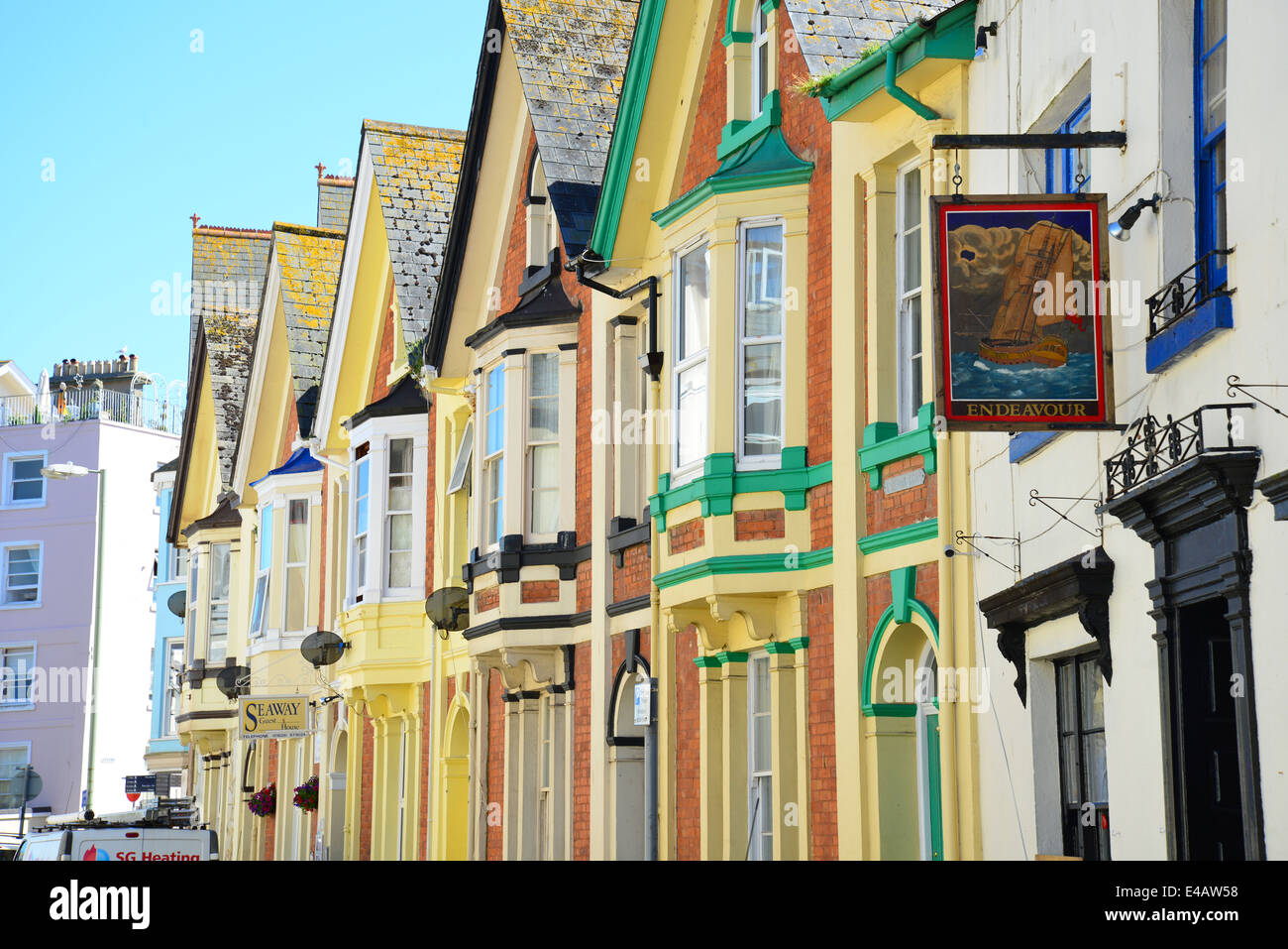 Gîtes à proximité de mer colorés, Northumberland Place, Teignmouth, Teignbridge District, Devon, Angleterre, Royaume-Uni Banque D'Images