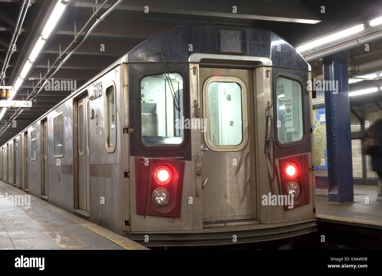 NEW YORK, NEW YORK - 29 DÉCEMBRE : Subway train stationné en gare. Prises le 29 décembre 2010, dans la ville de New York. Banque D'Images