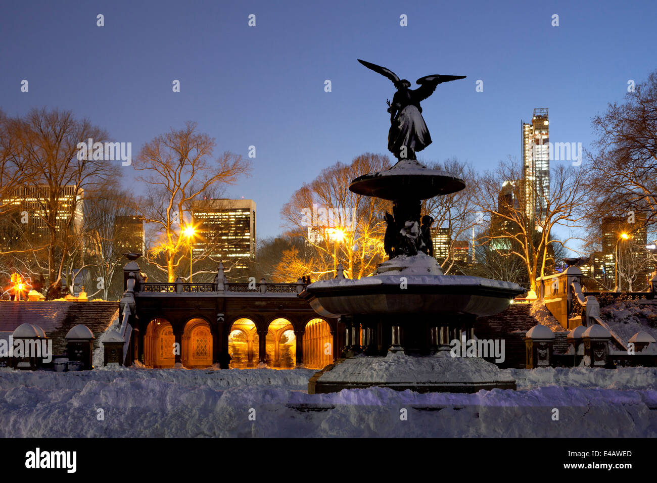 Fontaine Bethesda dans Central Park à New York un jour après une tempête de neige Nemo. Banque D'Images