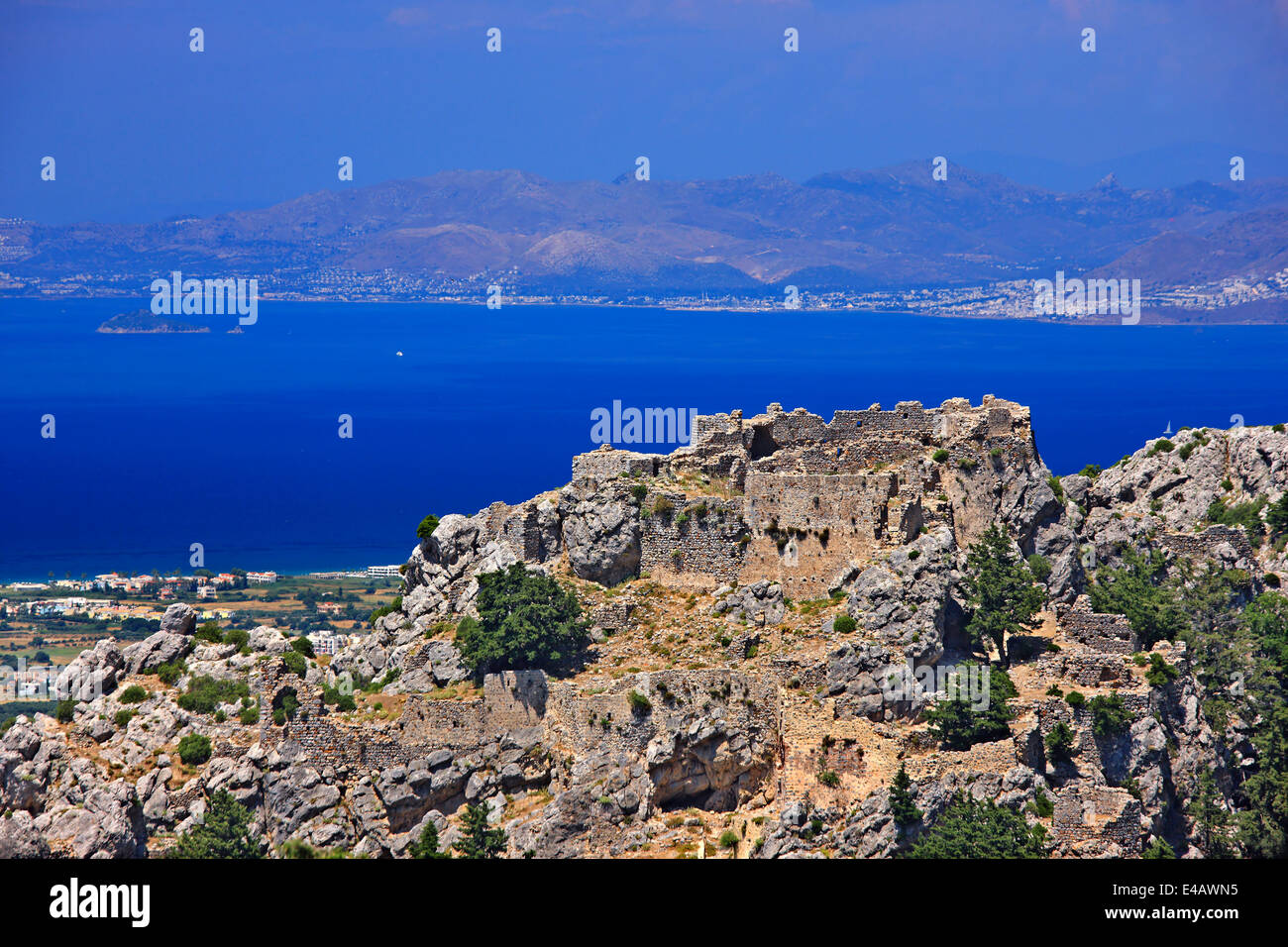Le Château de Pyli surplombant le détroit entre l'île de Kos et la côte turque (en arrière-plan). Dodécanèse, Grèce. Banque D'Images