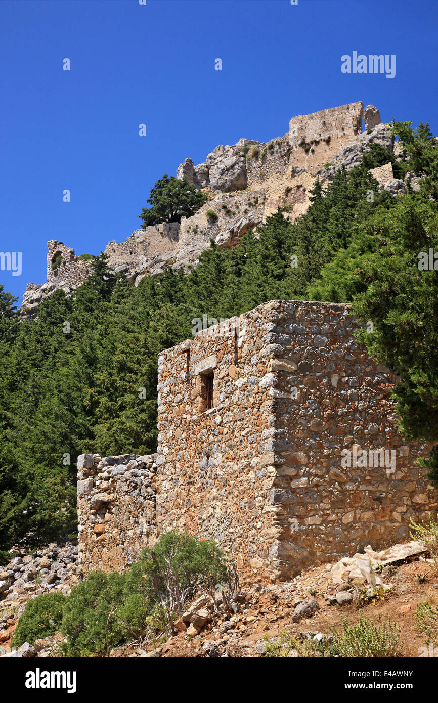 Vieille maison à l'ancien village abandonné de Pyli. Dans l'arrière-plan le château de Pyli, île de Kos, Dodecanese, en Grèce. Banque D'Images