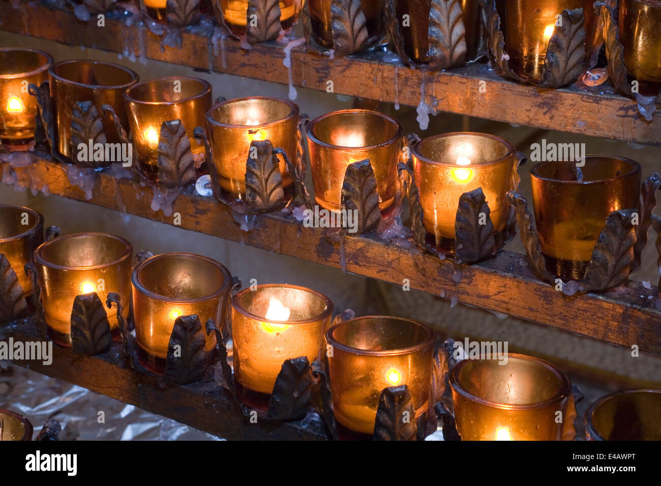 Les bougies allumées pour les prières de l'église et les offres Banque D'Images