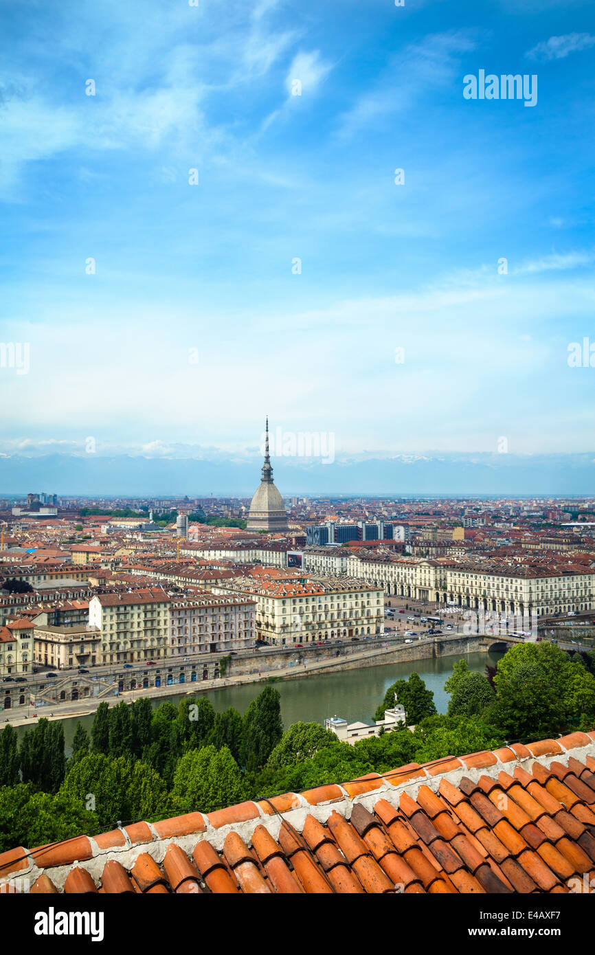 Turin, Italie depuis la plateforme de visualisation du Club alpin italien (CAI) sur le Convento Monte dei Cappuccini. Les Alpes sont juste visibles en arrière-plan. Banque D'Images