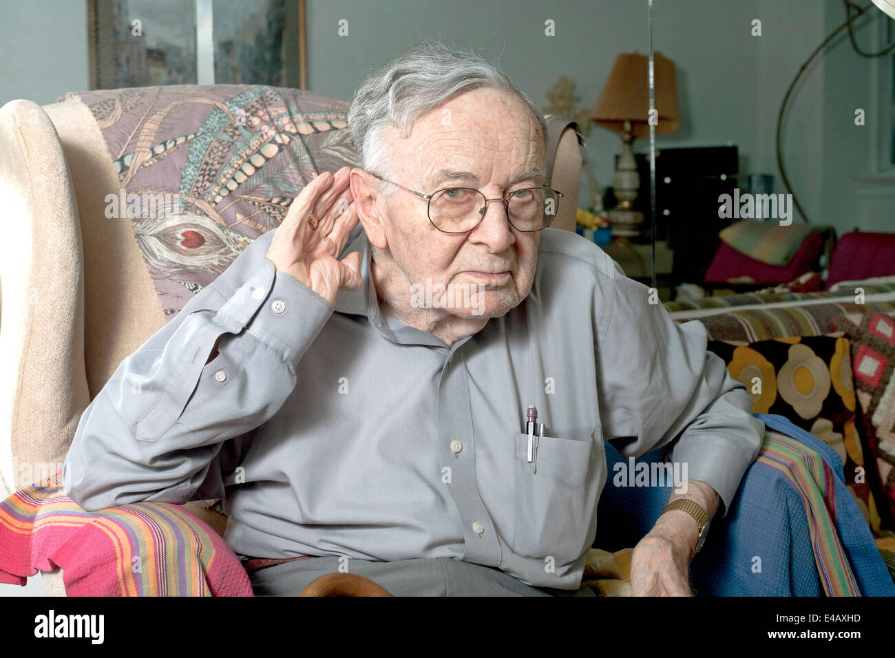 Un homme faisant un répéter ou parler plus fort geste avec sa main. Banque D'Images