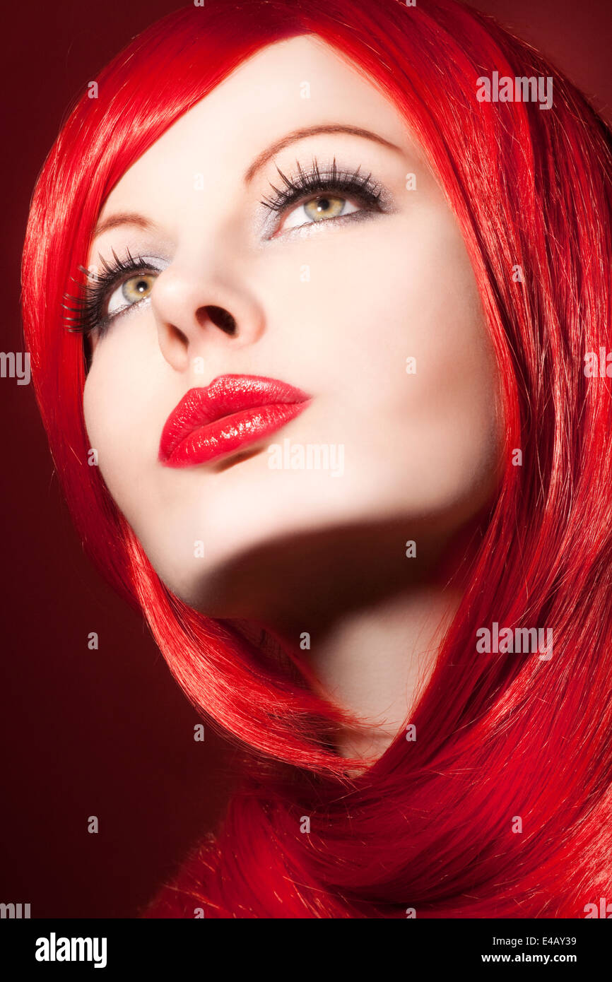 Belle femme aux cheveux rouges Banque D'Images