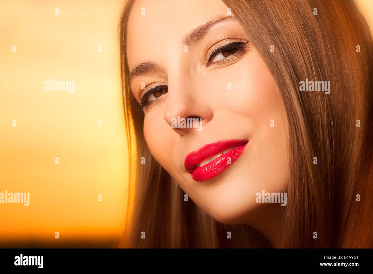 Belle, happy young woman in sunlight Banque D'Images