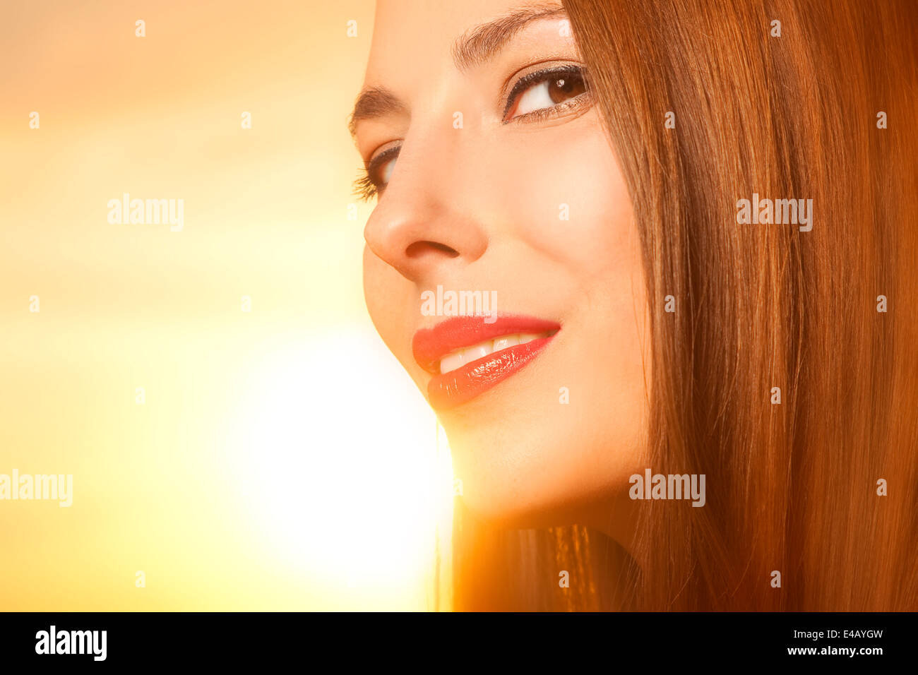 Belle, happy young woman in sunlight Banque D'Images