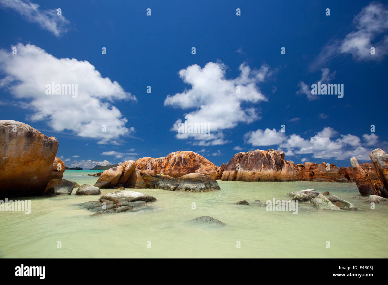 Les roches de granit dans l'eau, la plage des Seychelles Banque D'Images