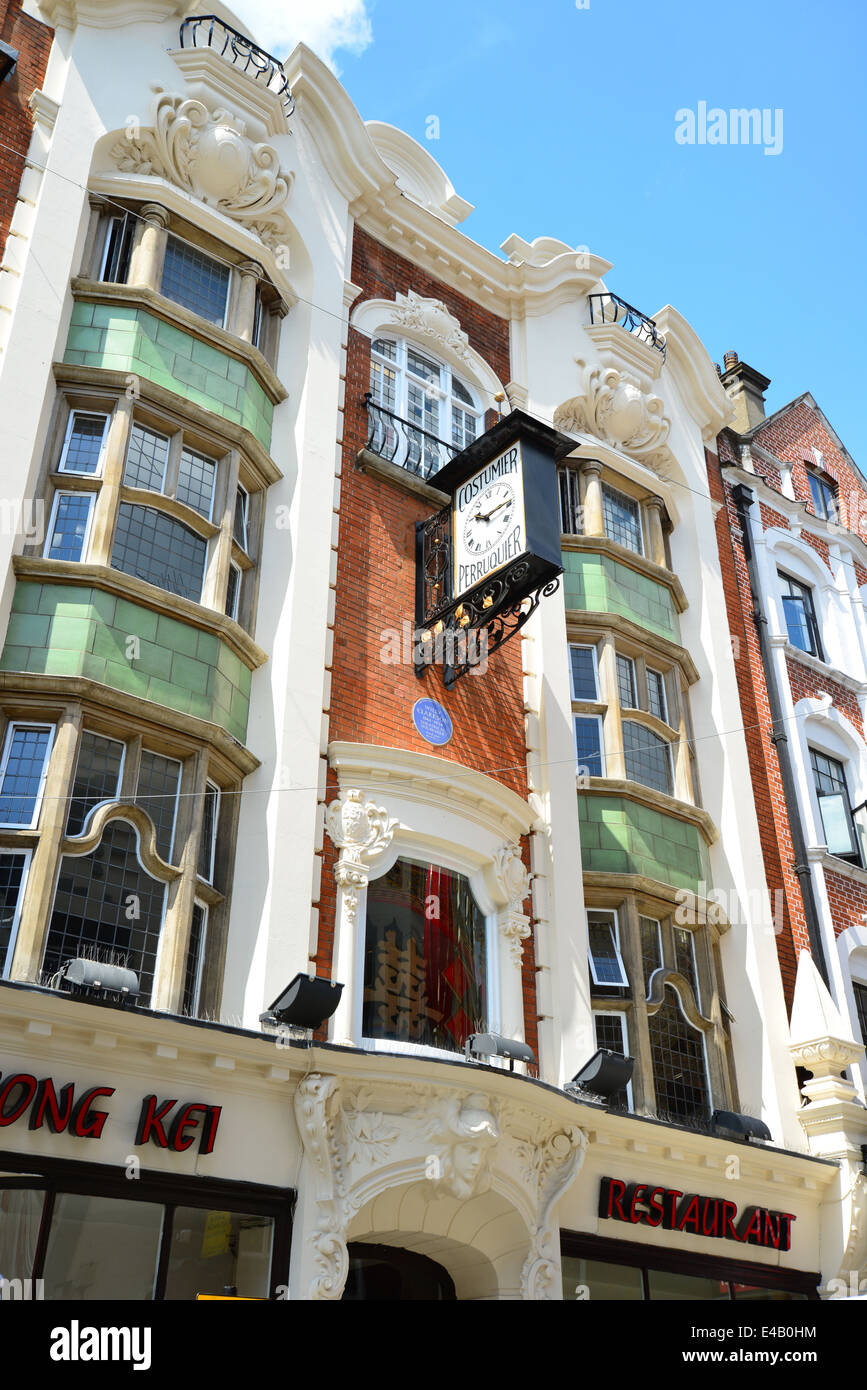 Façade bâtiment coloré avec horloge, Wardour Street, Chinatown, West End, City of Westminster, London, England, United Kingdom Banque D'Images