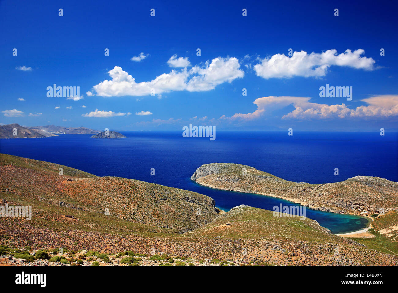 Vue panoramique sur Sykati beach, l'île de Kalymnos, Dodécanèse, Mer Égée, Grèce. Dans l'arrière-plan, l'île de Leros Banque D'Images