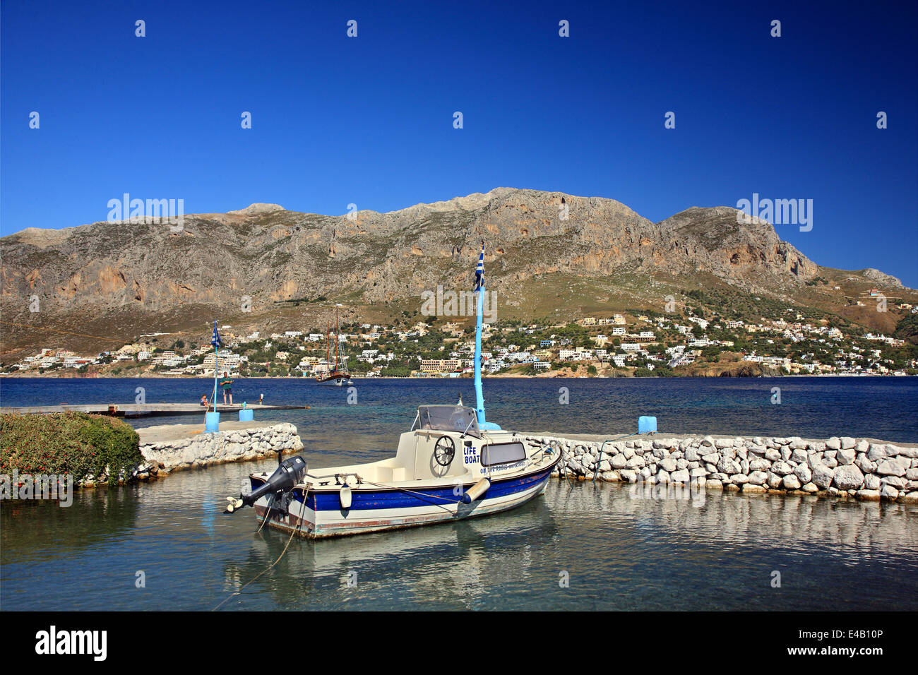 Petit port de pêche à l'île de Telendos, Dodécanèse, Mer Égée, Grèce. Dans l'arrière-plan, l'île de Kalymnos. Banque D'Images