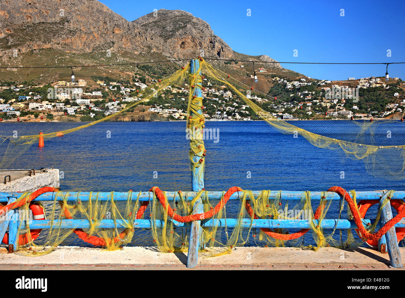 Filet de pêche à l'île de Telendos, Dodécanèse, Mer Égée, Grèce. Dans l'arrière-plan, l'île de Kalymnos. Banque D'Images
