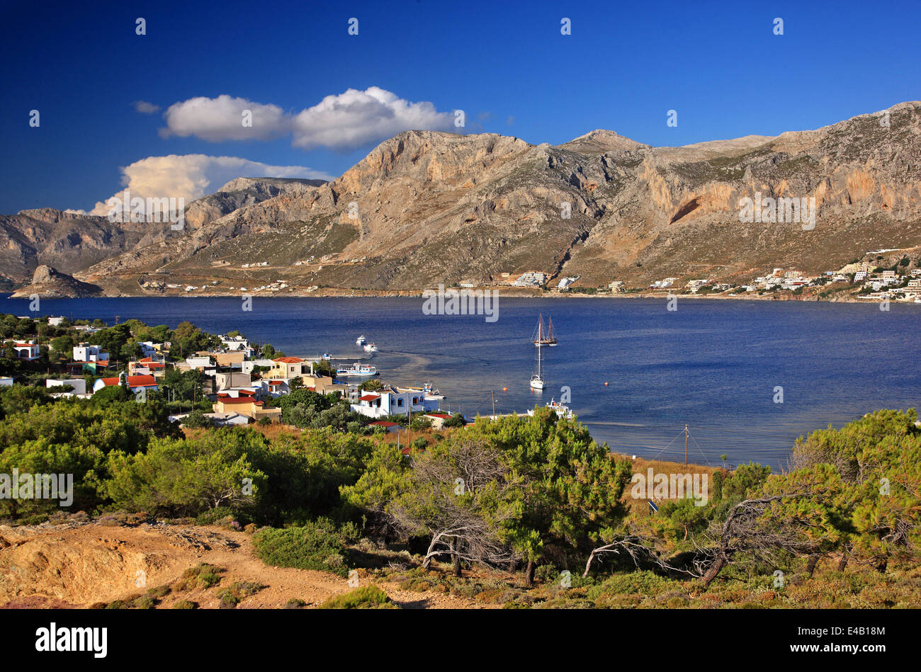 Le petit village de l''île de Telendos, Dodécanèse, Mer Égée, Grèce. Dans l'arrière-plan, l'île de Kalymnos. Banque D'Images