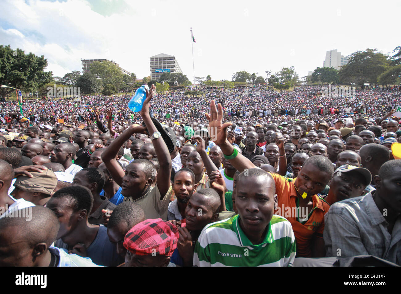 Nairobi, Kenya, le 7 juillet, 2014.Un partisan de la Coalition pour la démocratie et les réformes (cordon) dirigé par l'ancien premier ministre Raila Odinga, aussi le leader du Mouvement démocratique orange (ODM), suit la procédure, au cours de la Saba Saba (ou dans la langue swahilie Seven-Seven) manifestation tenue dans le centre de Nairobi, capitale du Kenya le 07 juillet 2014. La journée Saba Saba est marqué à la répression gouvernementale des manifestations sur une démocratie multipartite dans le mouvement des années 1990. Odinga a promis d'organiser un rassemblement massif à ce jour, à moins que le Kenya Le Président Uhuru Kenyatta répond à sa demande Crédit : Tom Maruko/Pacific Press/Alamy Live N Banque D'Images