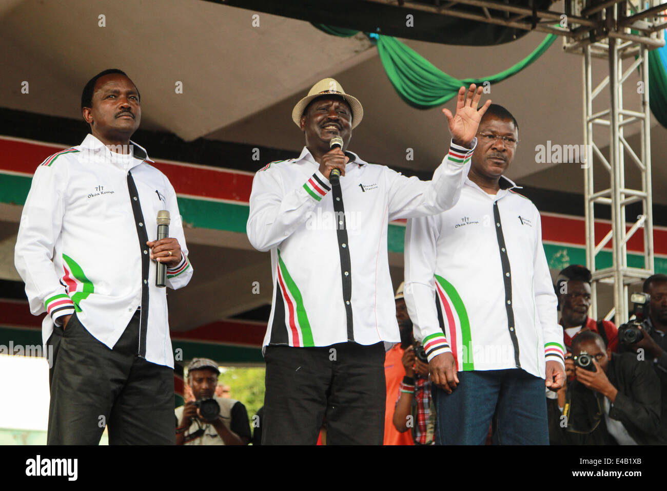 Nairobi, Kenya, le 7 juillet, 2014.Leaders de la Coalition pour des réformes et de la démocratie (cordon) dirigé par l'ancien premier ministre Raila Odinga (c) rejoint par ses co-Mose Wetangula (r) et Kalonzo Musyoka (l), au cours de la Saba Saba (ou dans la langue swahilie Seven-Seven) manifestation tenue dans le centre de Nairobi, capitale du Kenya le 07 juillet 2014. La journée Saba Saba est marqué à la répression gouvernementale des manifestations sur une démocratie multipartite dans le mouvement des années 1990. Odinga a promis d'organiser un rassemblement massif à ce jour, à moins que le Kenya Le Président Uhuru Kenyatta répond à sa demande Crédit : Tom Maruko/Pacific Press/Alamy Live News Banque D'Images