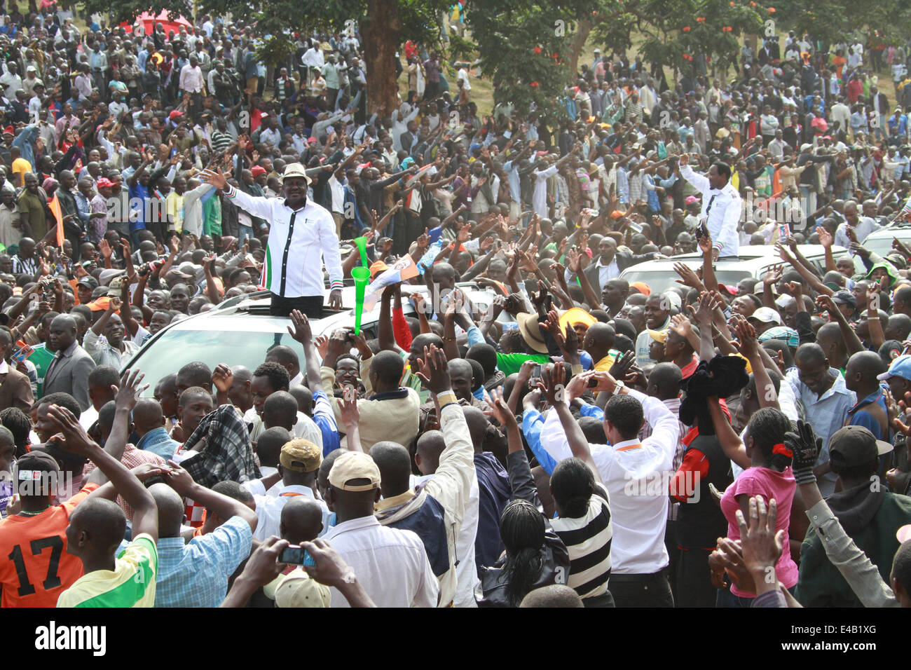 Nairobi, Kenya. 7e juillet. 2014.Les dirigeants de l'opposition du Kenya, Raila Odinga et Kalonzo Musyoka arrivent à Uhuru Park pour un rassemblement public baptisé saba saba pour forcer le gouvernement à un dialogue avec l'opposition sur des questions touchant les Kenyans tels que l'insécurité et la hausse des prix alimentaires. Crédit : Tom Maruko/Pacific Press/Alamy Live News Banque D'Images