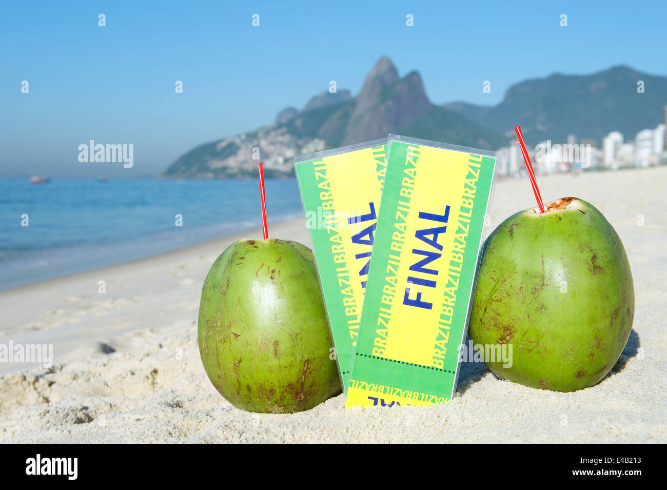 Deux billets Brésil finale dans le sable avec des cocotiers sur la plage d'Ipanema à Rio de Janeiro avec la montagne en arrière-plan Dois Irmãos Banque D'Images