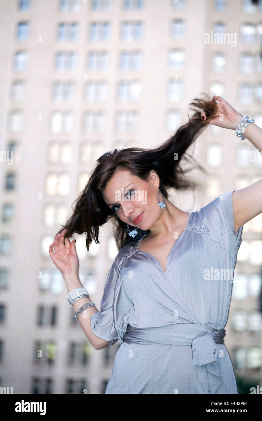 Femme latine en plein air de toucher ses cheveux. Banque D'Images