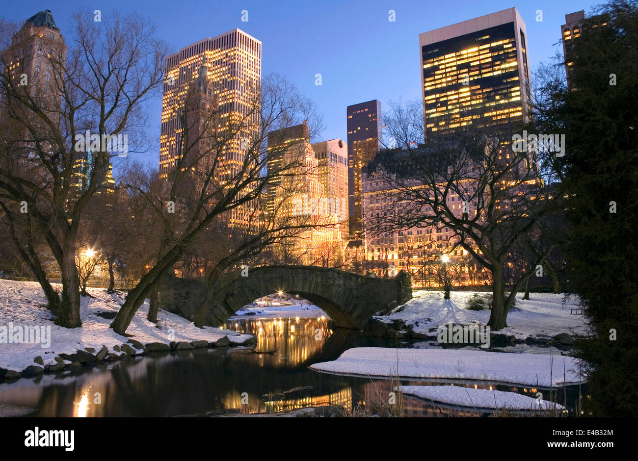 Central Park par l'étang sur la 59e rue en hiver, la ville de New York. Banque D'Images