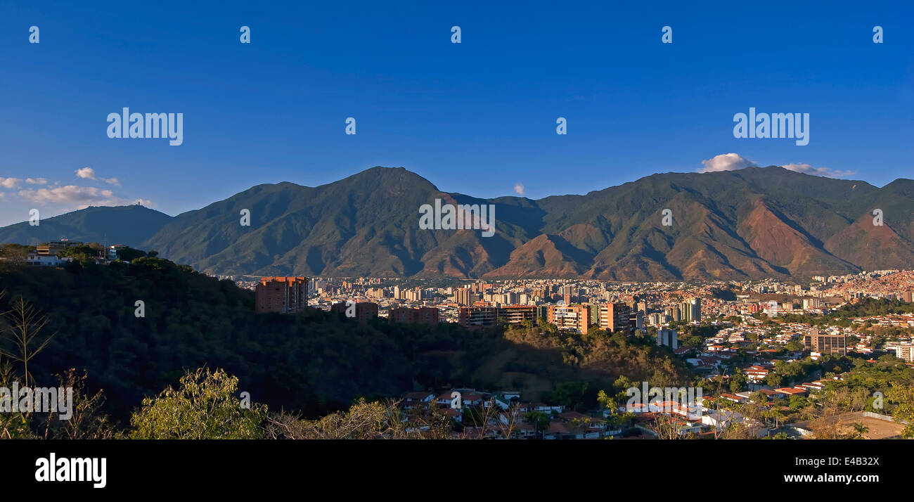 Vue panoramique de la ville de Caracas au pied de la Montagne Avila.au Venezuela. Banque D'Images