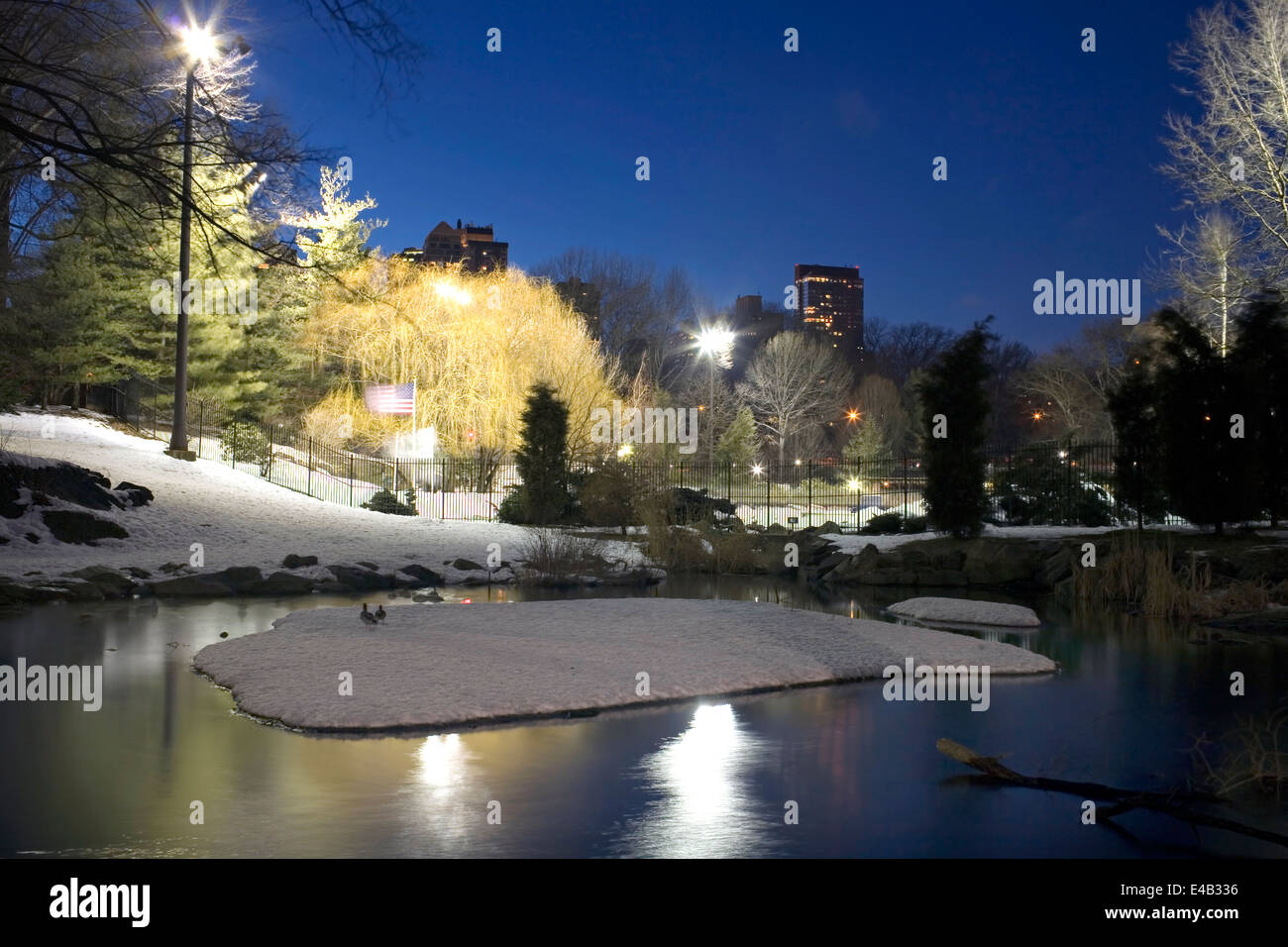 Wollman Rink de Central Park par et l'étang de la ville de New York. Banque D'Images