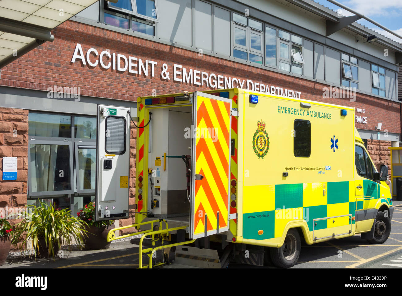 En dehors de l'Ambulance urgences par l'entrée de la James Cook University Hospital, Middlesbrough, Angleterre, RU Banque D'Images