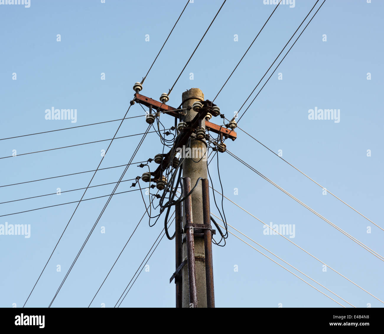 Les lignes d'énergie électrique rural ancien pylône. Banque D'Images