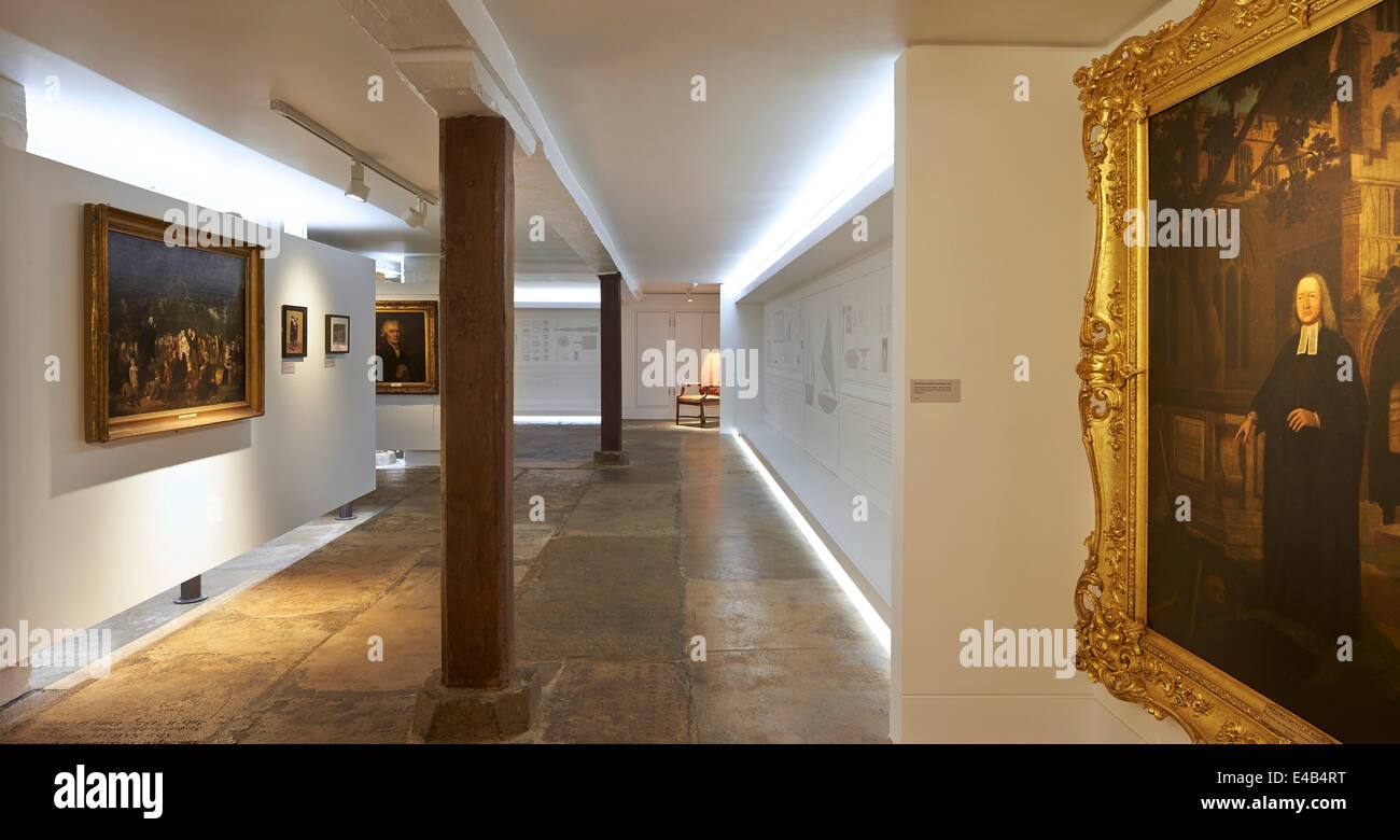 Musée de méthodisme, Wesley's Chapel, London, Royaume-Uni. Architecte : John McAslan & Partners, 2013. Zone d'exposition avec con Banque D'Images