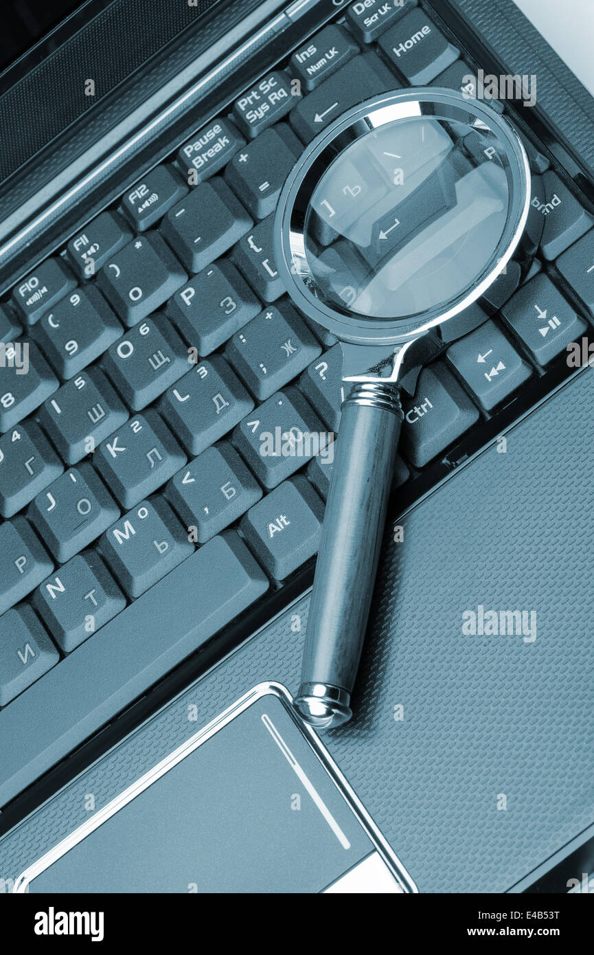 Loupe et d'un ordinateur portable Banque D'Images