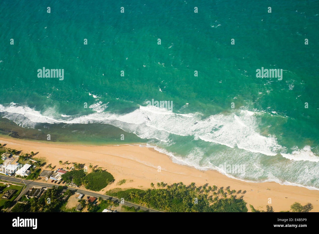 Vue aérienne de la côte nord-est de Porto Rico. Banque D'Images