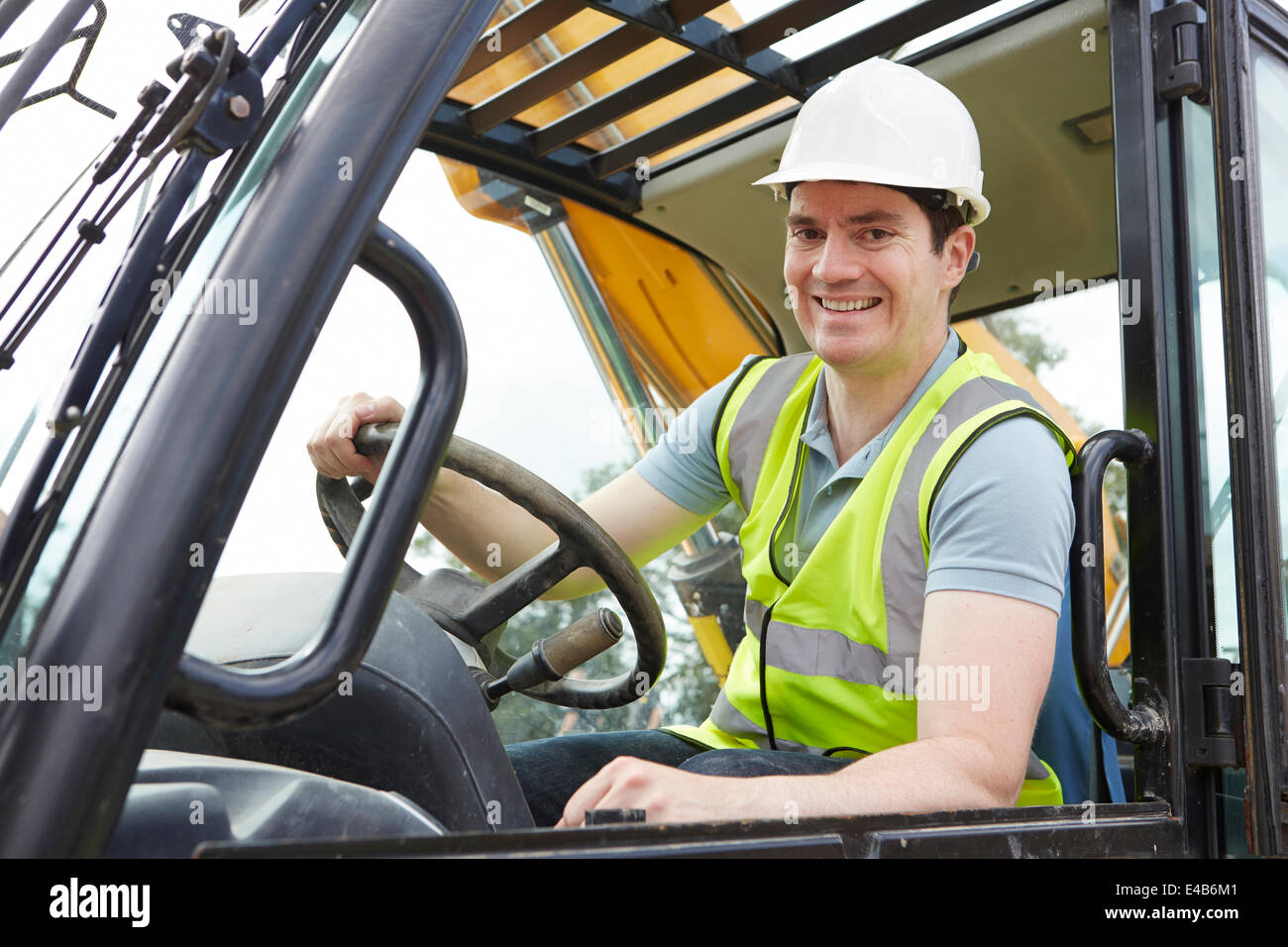 Portrait of Construction Worker Driving Digger Banque D'Images