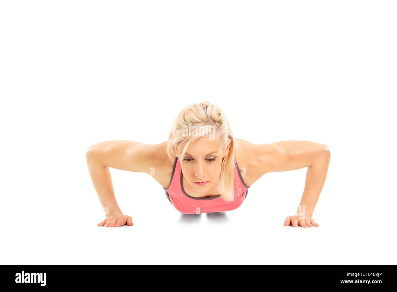 Portrait d'une athlète féminine faisant push-ups Banque D'Images