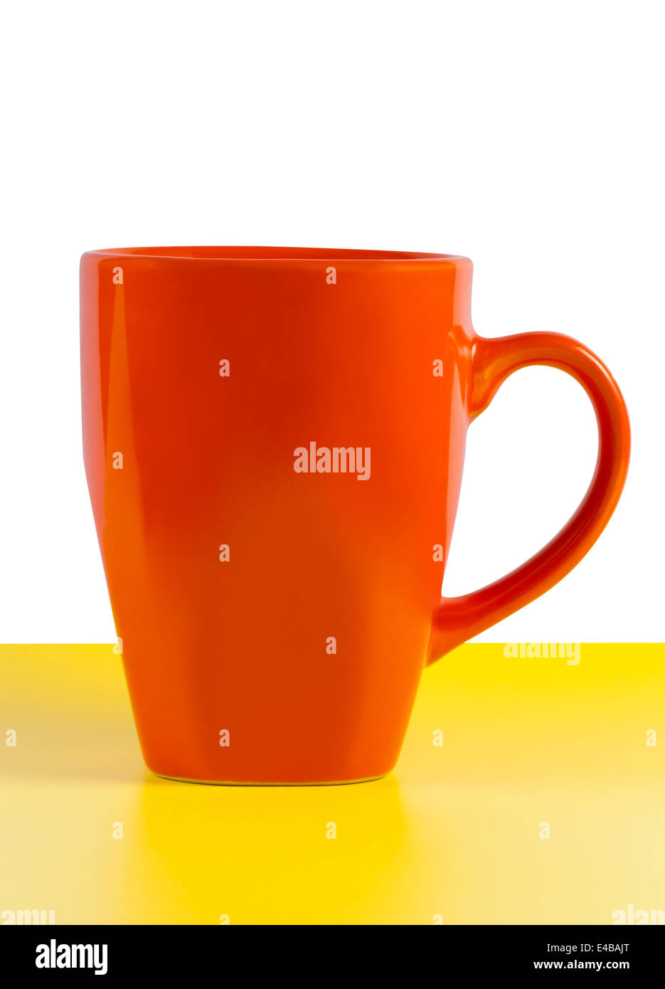Tasse Rouge sur jaune. Banque D'Images