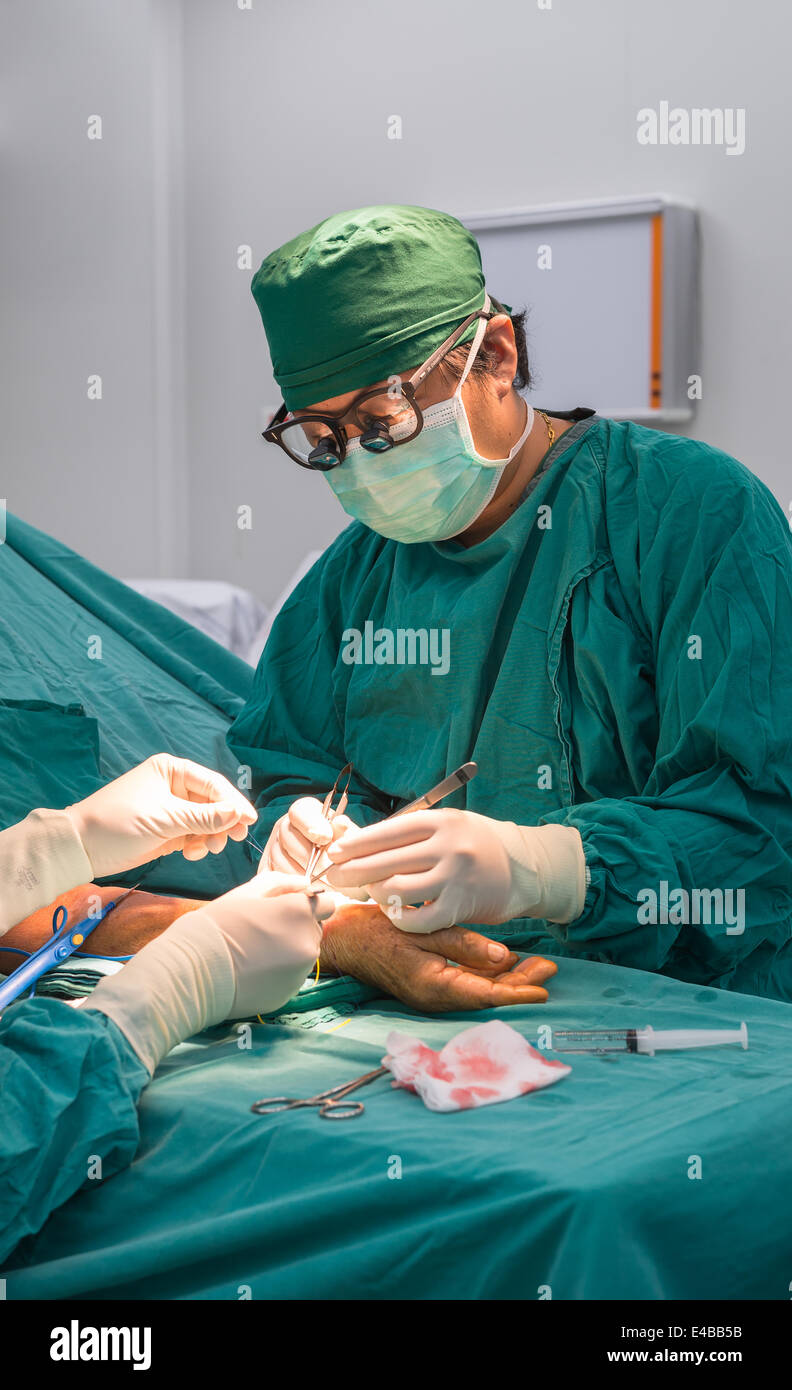 Exploitation chirurgien fistule artérioveineuse pour dialyse à long terme pour une maladie rénale en phase terminale patient Banque D'Images