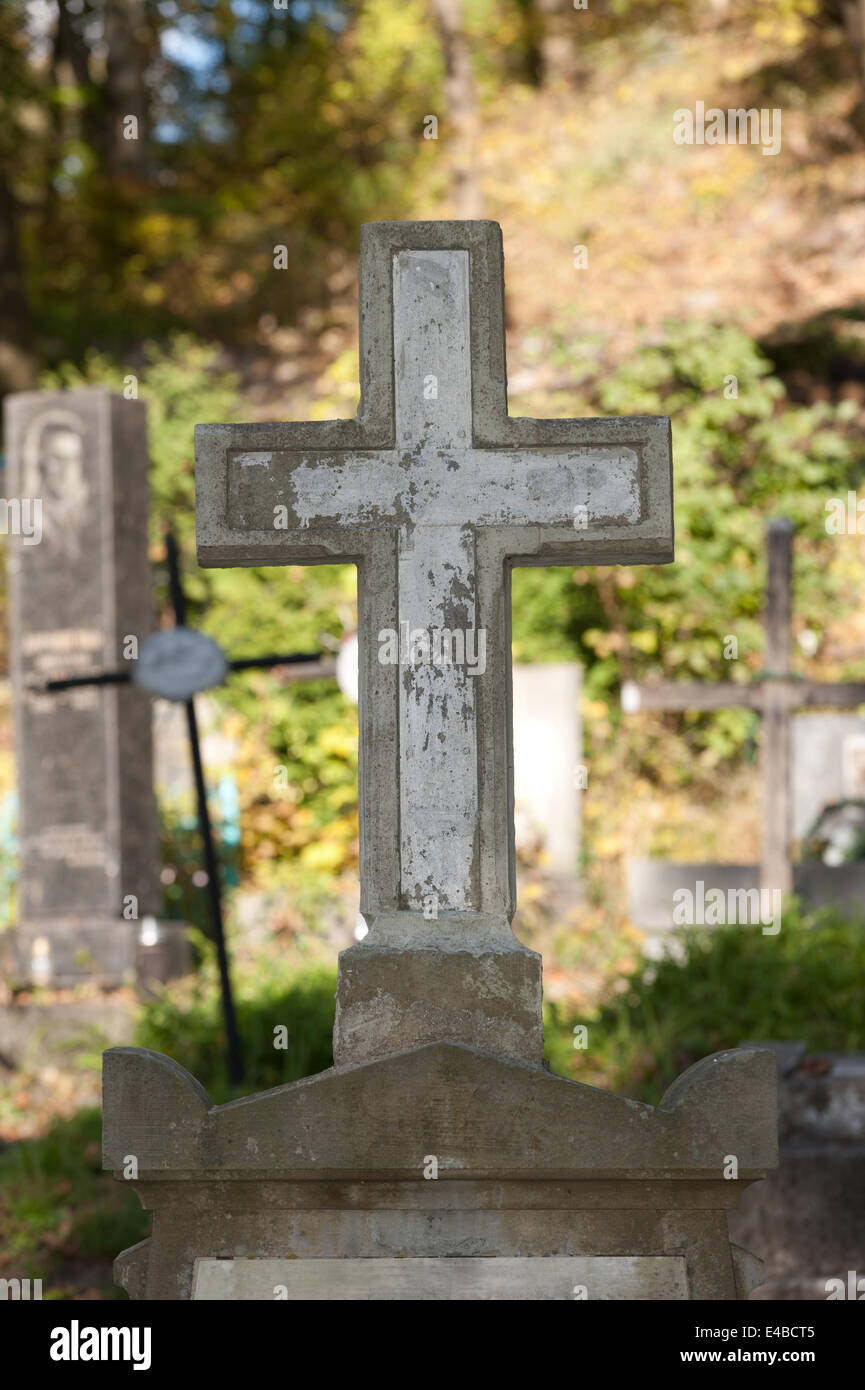 Ancienne croix sur un cimetière Banque D'Images